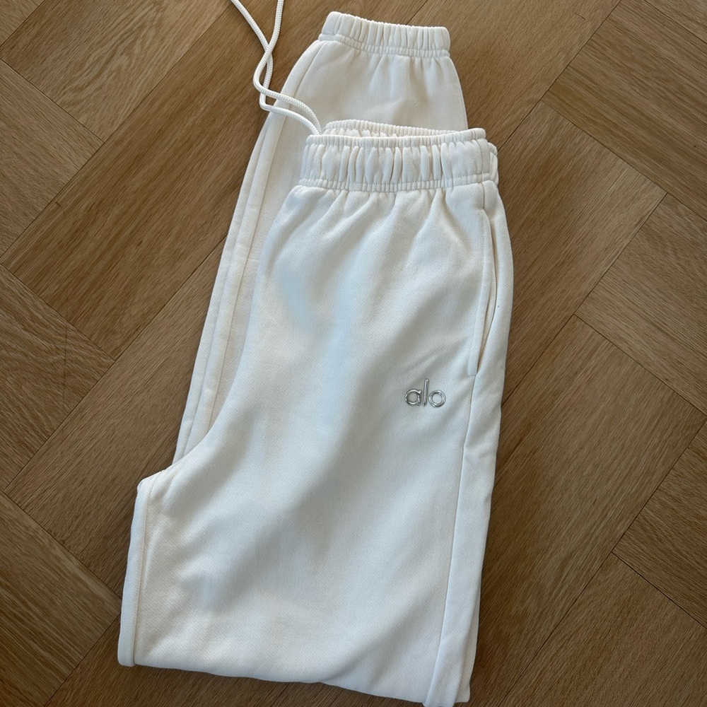 ALO Yoga Accolade Hoodie & Sweatpants SET in ivory - Picture 4 of 6